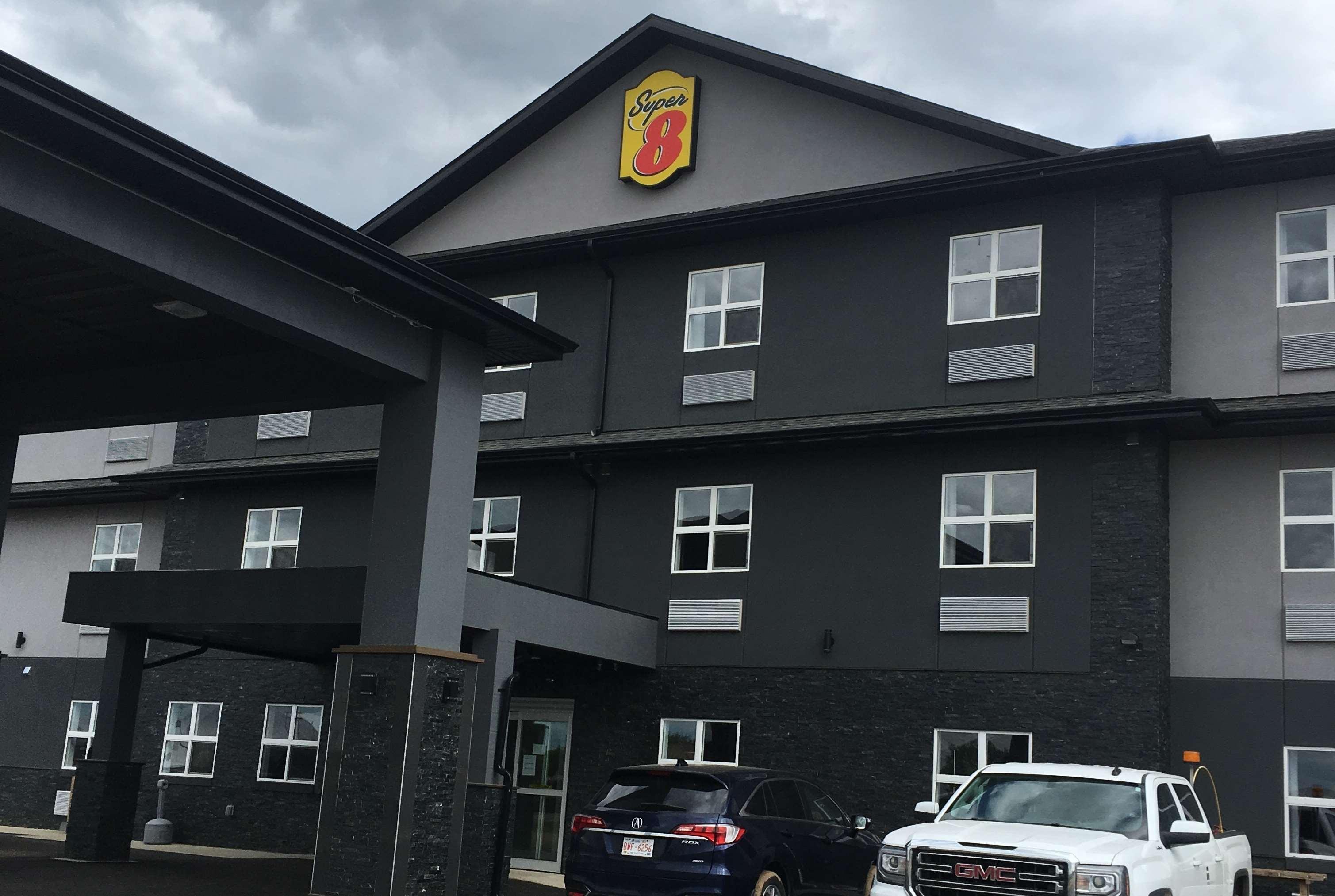Super 8 By Wyndham Hardisty Hotel Exterior foto