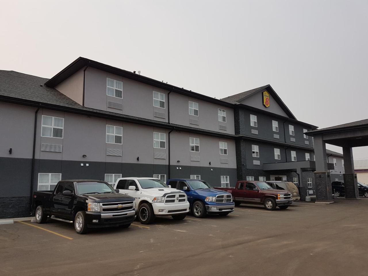 Super 8 By Wyndham Hardisty Hotel Exterior foto