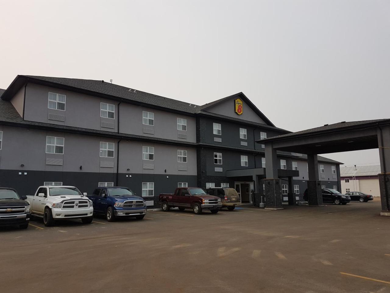 Super 8 By Wyndham Hardisty Hotel Exterior foto
